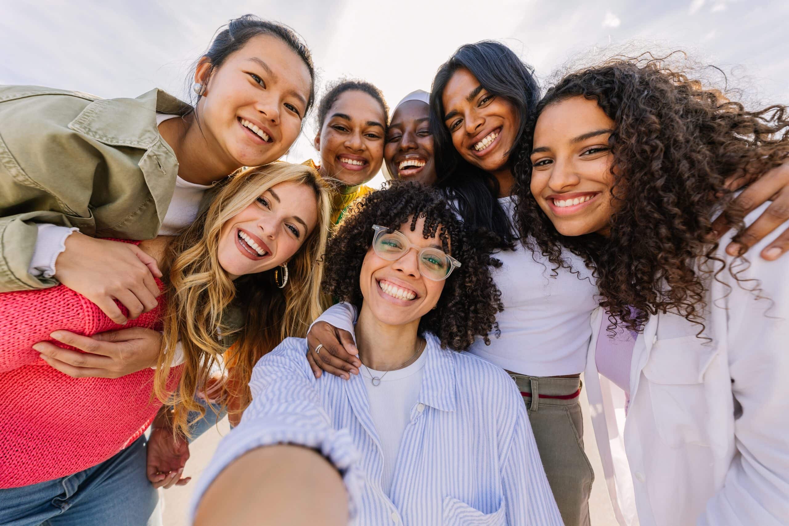 Photo d'un groupe de jeunes femmes souriantes de diverses origines.
