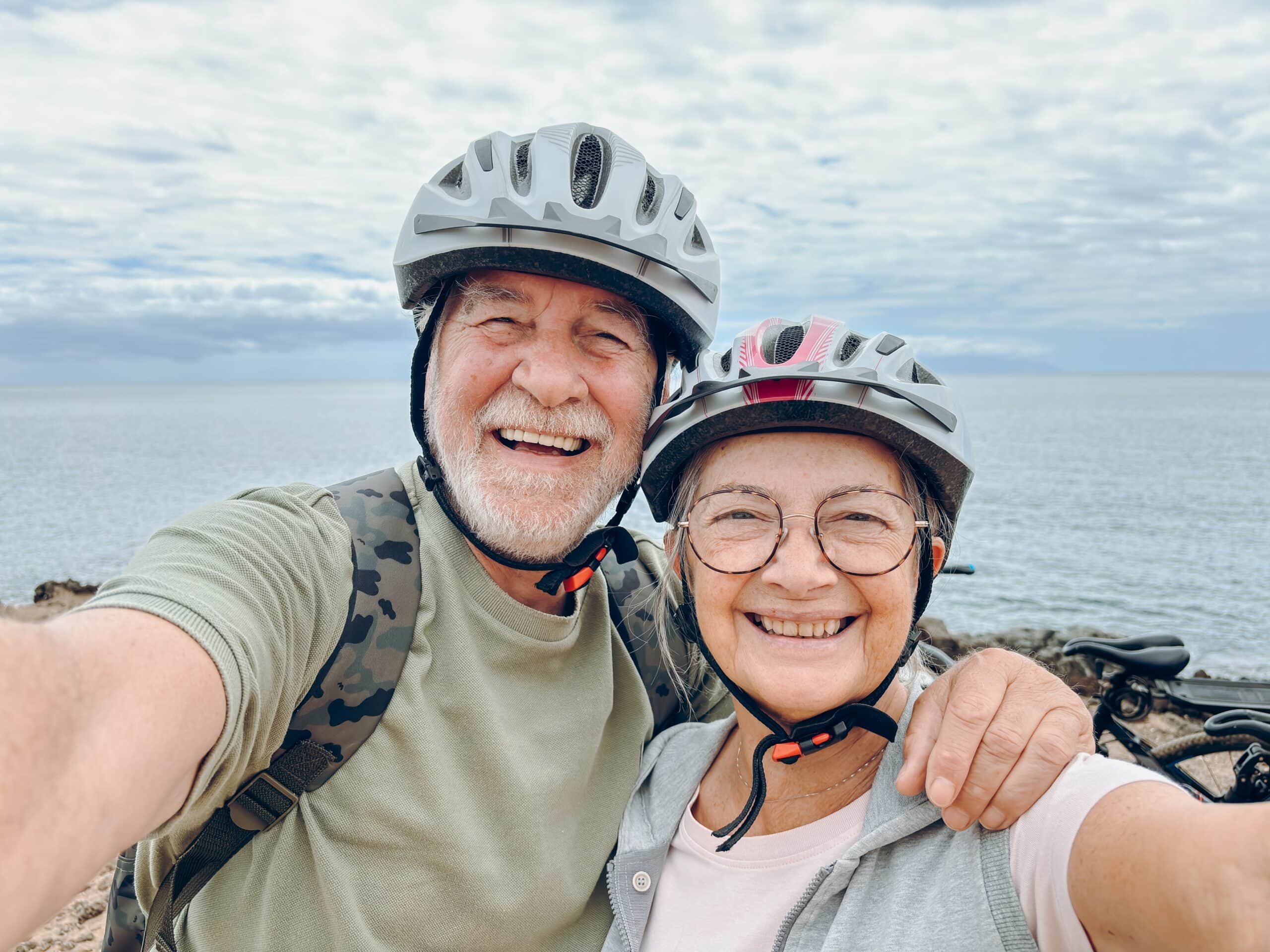 Couple de retraités souriants