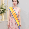 băng đeo chéo hoa hậu, băng đeo hoa hậu, dải băng hoa hậu, băng đeo người hoa hậu, băng đeo chéo người, băng đeo chéo sự kiện, băng đeo người sự kiện, băng đeo sự kiện, băng đeo vai sự kiện, băng đeo á hậu, băng đeo người đẹp, băng đeo thí sinh, băng đeo thí sinh hoa hậu, dải băng á hậu, dải băng người đẹp, sash hoa hậu, sash cuộc thi hoa hậu, sash người đẹp, sash thí sinh, băng đeo Miss, băng đeo Miss Grand, băng đeo Miss World, băng đeo Miss Universe, băng đeo đại biểu, băng đeo khách mời, băng đeo ban tổ chức, băng đeo nhân sự sự kiện, băng đeo lễ khai mạc, băng đeo lễ khánh thành, băng đeo lễ kỷ niệm, băng đeo hội nghị, băng đeo hội thảo, băng đeo chương trình, băng đeo cuộc thi, băng đeo chương trình sự kiện, dải băng sự kiện, dải đeo chéo sự kiện, băng đeo chéo có in chữ, băng đeo chéo in logo, băng đeo chéo in tên, băng đeo chéo in nội dung, băng đeo người có in chữ, băng đeo vai in chữ, băng đeo chéo in logo sự kiện, băng đeo chéo theo yêu cầu, băng đeo chéo thiết kế riêng, băng đeo chéo may theo yêu cầu, băng đeo chéo cao cấp, băng đeo hoa hậu cao cấp, làm băng đeo chéo hoa hậu, đặt băng đeo hoa hậu, đặt băng đeo chéo sự kiện, làm băng đeo sự kiện, in băng đeo chéo, may băng đeo chéo, đặt băng đeo người, sản xuất băng đeo chéo, xưởng làm băng đeo chéo, xưởng sản xuất băng đeo sự kiện, băng đeo chéo giá rẻ, băng đeo chéo giá tốt, băng đeo chéo theo yêu cầu, băng đeo chéo nữ, băng đeo chéo nam, băng đeo vai, dải băng đeo chéo, dải băng đeo vai, dây đeo chéo người, băng đeo người, băng đeo danh hiệu, băng đeo chức danh, băng đeo nhận diện sự kiện, sash sự kiện, sash cuộc thi, event sash, beauty pageant sash
