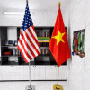 CHÂN CỜ VĂN PHÒNG – TẠO KHÔNG GIAN PHÒNG HỌP QUỐC TẾ TRANG TRỌNG & ĐẲNG CẤP