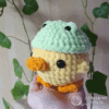 Mała kaczuszka na szydełku w czapce żabki