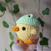 Mała kaczuszka na szydełku w czapce żabki