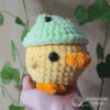 Mała kaczuszka na szydełku w czapce żabki