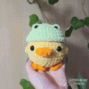 Mała kaczuszka na szydełku w czapce żabki