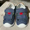 Sandalele se caracterizeaza printr-o captuseala din piele naturala, igienica cu proprietati antialergice, sporind confortul de utilizare. Partea superioară este realizată din imitație de piele de înaltă calitate, flexibilă, moale și ușor de întreținut. În plus, închiderea funcțională cu velcro vă oferă posibilitatea de a vă ajusta și ajusta la picior. Interiorul moale, prietenos cu pielea, al pantofului previne frecarea. Contorul de călcâi ușor rigidizat și ridicat garantează stabilizarea corespunzătoare a întregului corp al copilului. Partea frontală a pantofului protejează degetele mici, iar talpa amortizează piciorul. Părinții vor aprecia designul modern și la modă. marimi 23,24,25,26