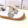 Pantofi din piele pentru copii cu inimă sclipitoare, ideali pentru orice ocazie.