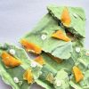 Matcha yoghurt bark met mango