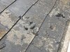 屋根面の旧塗膜の剥がれ。