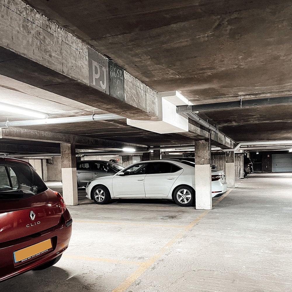 Emplacement de parking souterrain privé et sécurisé pour les clients du logement