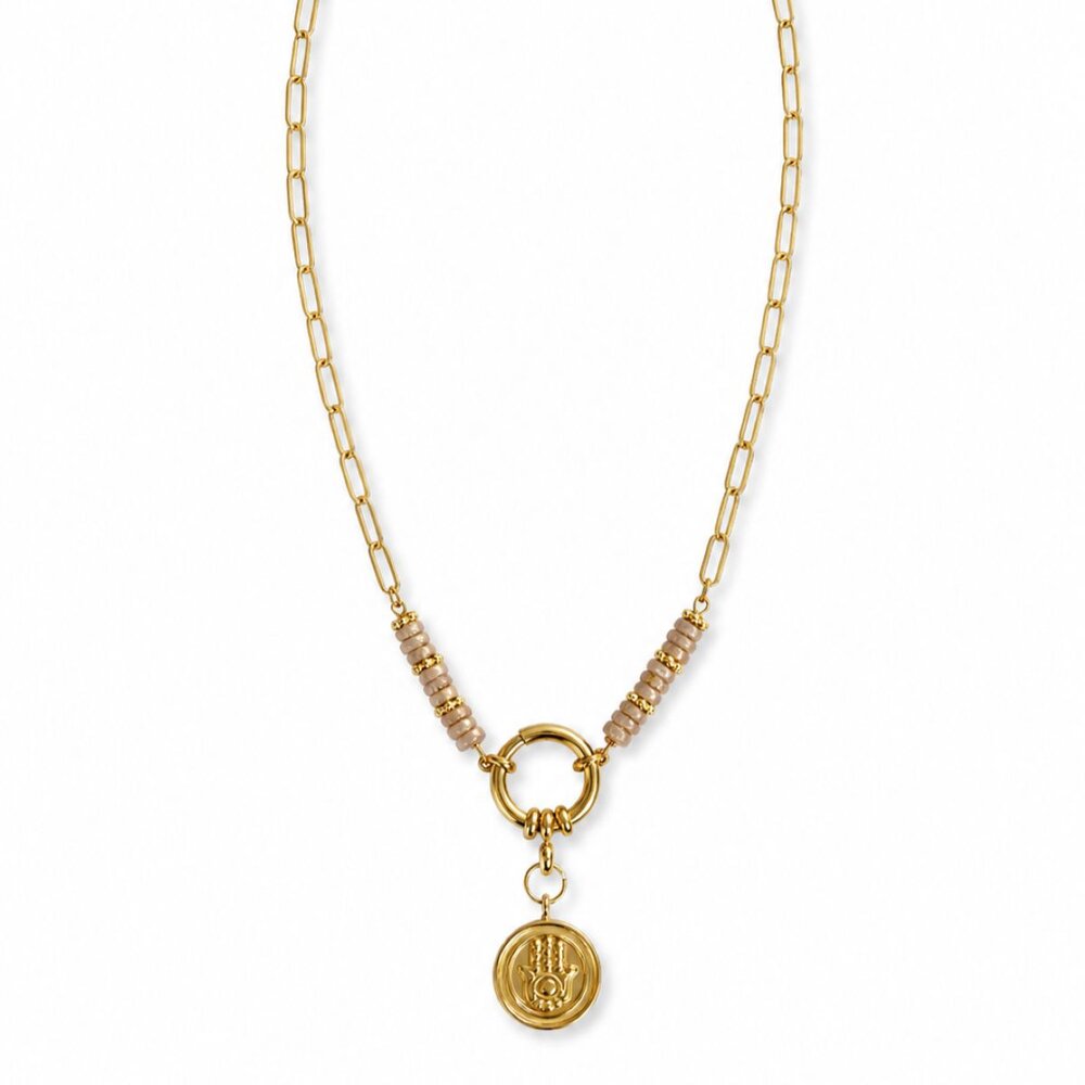 Hamsa Kette gold mit taupefarbenen Heishi Perlen und Hamsa-Hand-Münzanhänger – Liush Berlin
