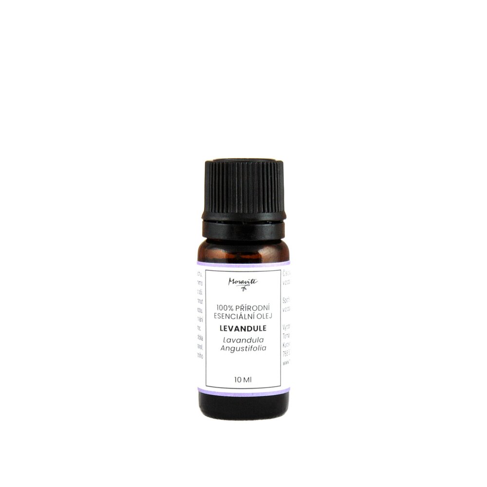 Hnědá skleněná lahvička 10ml 100% přírodního esenciálního oleje Levandule (Lavandula Angustifolia) značky Moravité na čistém bílém pozadí.