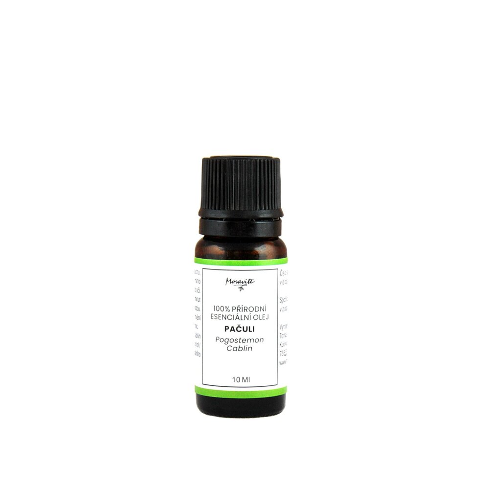 Hnědá skleněná lahvička 10ml 100% přírodního esenciálního oleje Pačuli (Pogostemon Cablin) značky Moravité na čistém bílém pozadí.