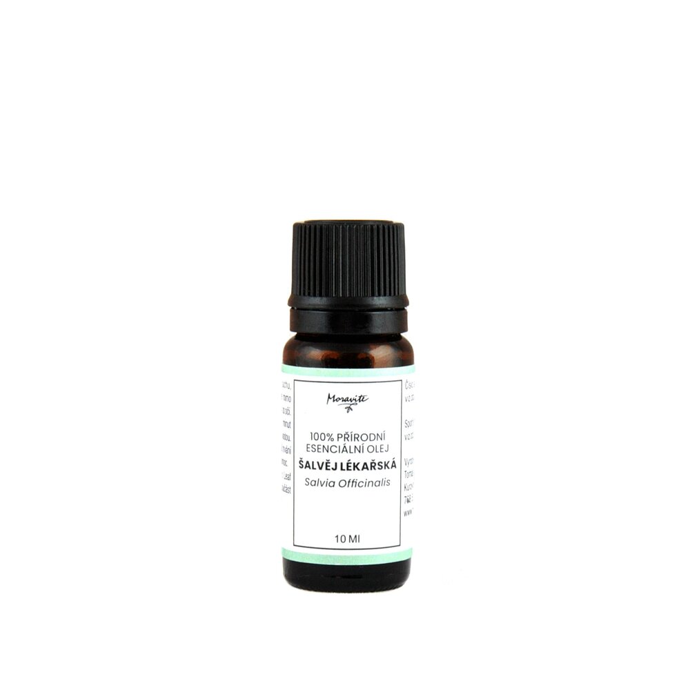 Hnědá skleněná lahvička 10ml 100% přírodního esenciálního oleje Šalvěj lékařská (Salvia Officinalis) značky Moravité na čistém bílém pozadí.