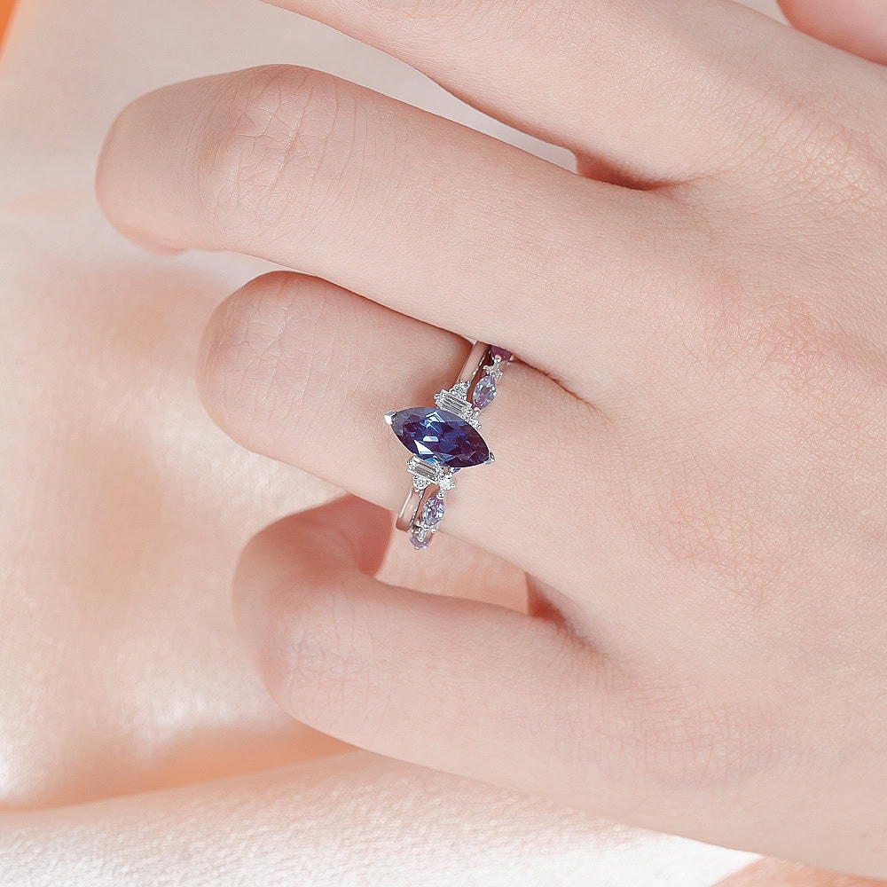 Marquise Cut Alexandrite And Baguette Diamond Ring - North - Image 2