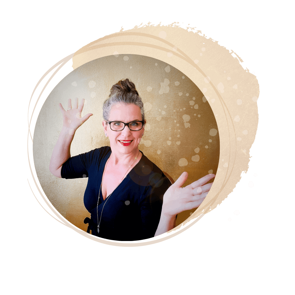 Claudia Ludloff lächelt in die Kamera, trägt eine schwarze Bluse, roten Lippenstift und eine Brille. Ihr graues Haar ist zu einem Dutt gebunden. Der Hintergrund ist ein beige-goldener Kreis mit stilisierten Sprenkeln.