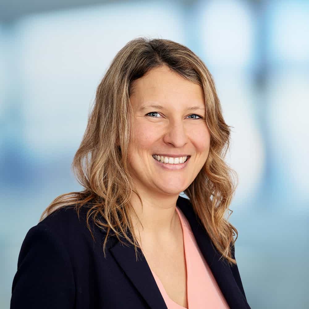 Frau bei der ITB Karlsruhe Fachmesse für Tourismus, Networking.