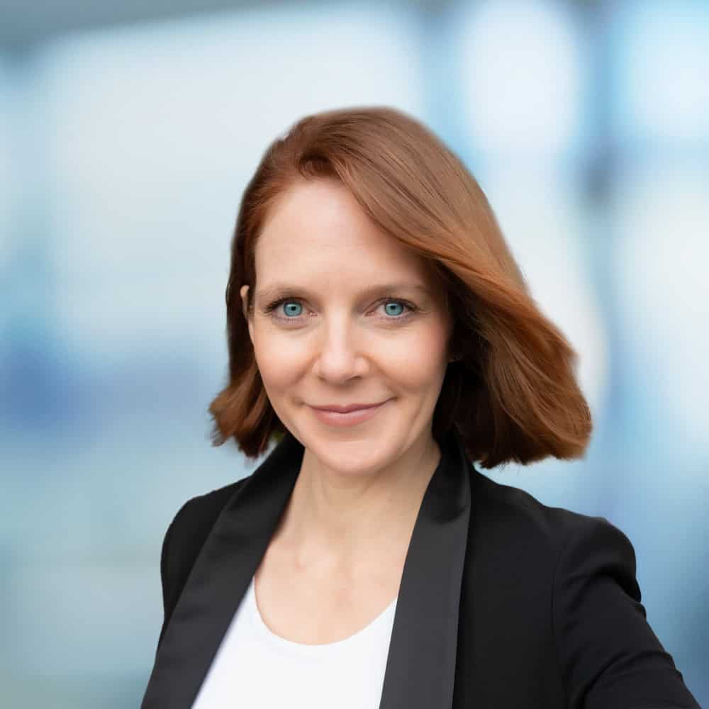 Frau bei der ITB Karlsruhe Messe, professionell und freundlich, im Business-Outfit.