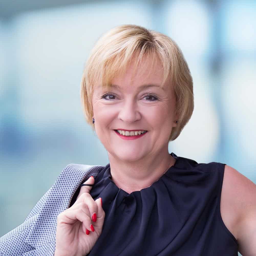 Frau lächelnd bei der ITB Karlsruhe Messe, Business-Event in Deutschland.
