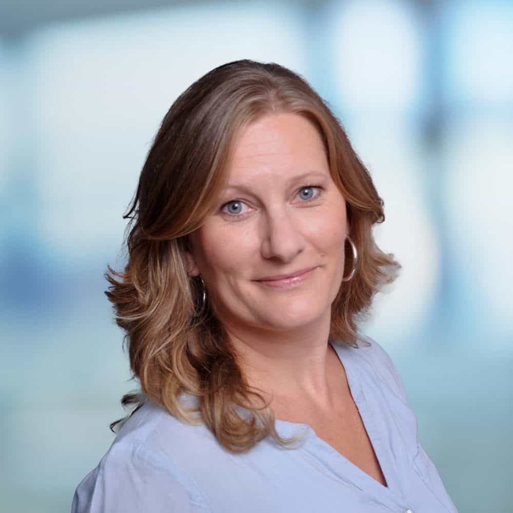 Frau in Business-Kleidung bei ITB Karlsruhe, professionell und freundlich.