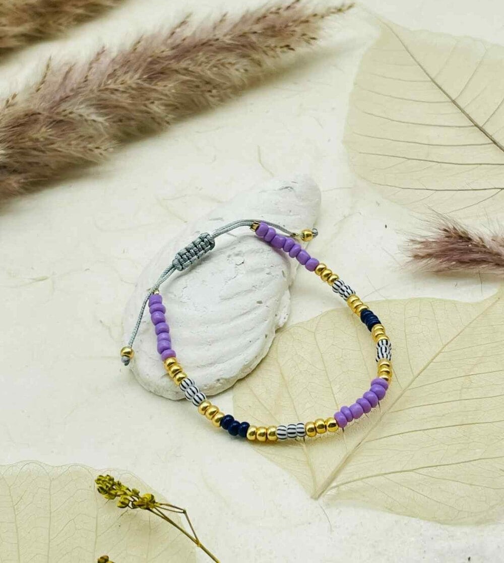 Armband Lara am Handgelenk, lila Perlenarmband mit verstellbarem Macramé Verschluss, LIUSH Berlin