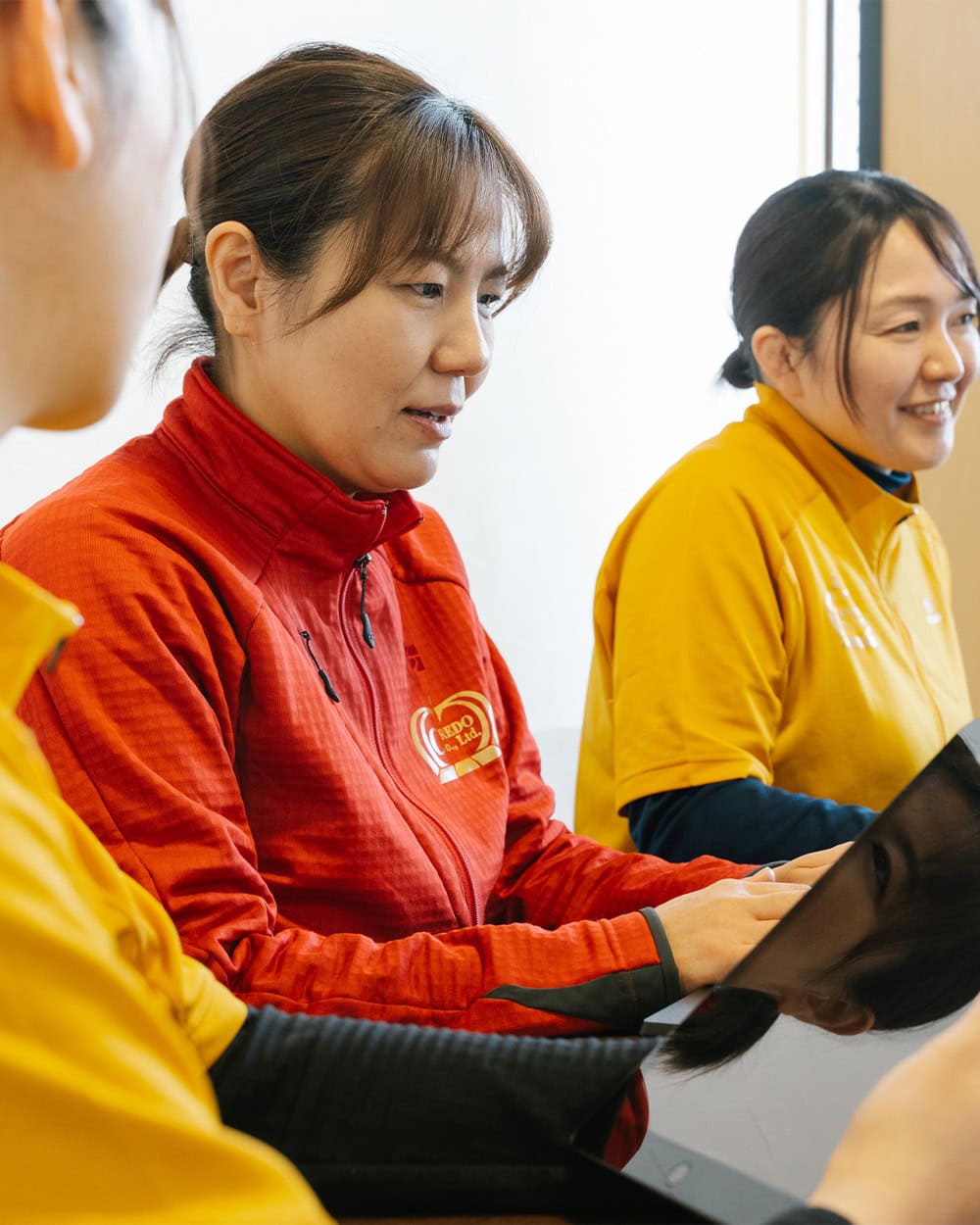 相談し合いながら支援を進めるスタッフ｜運動療育型児童デイサービスCREDO