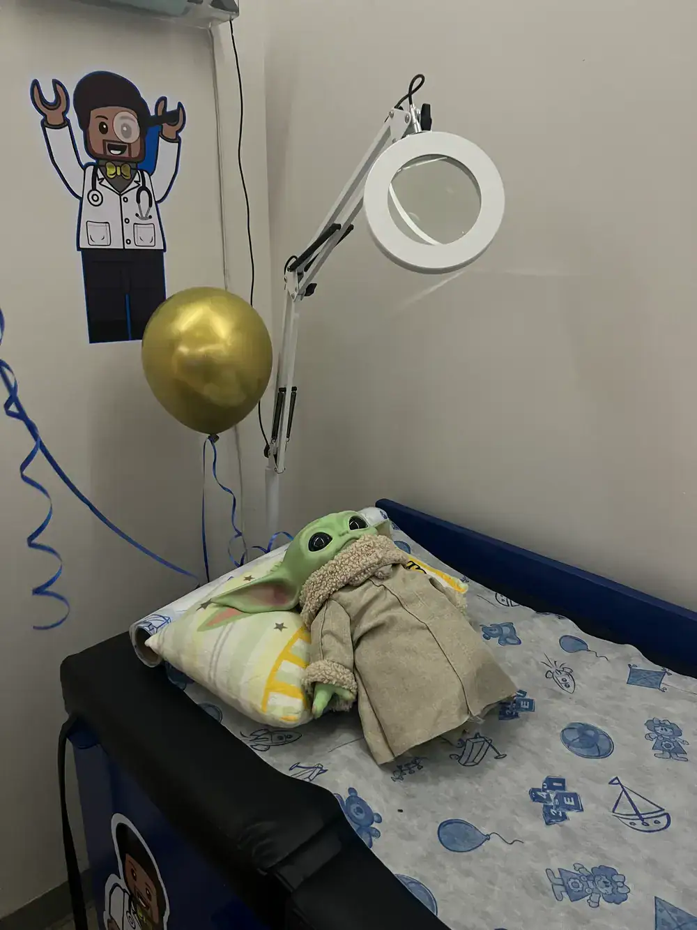 Decoración del cuarto de exploración pediátrica con peluche de Baby Yoda