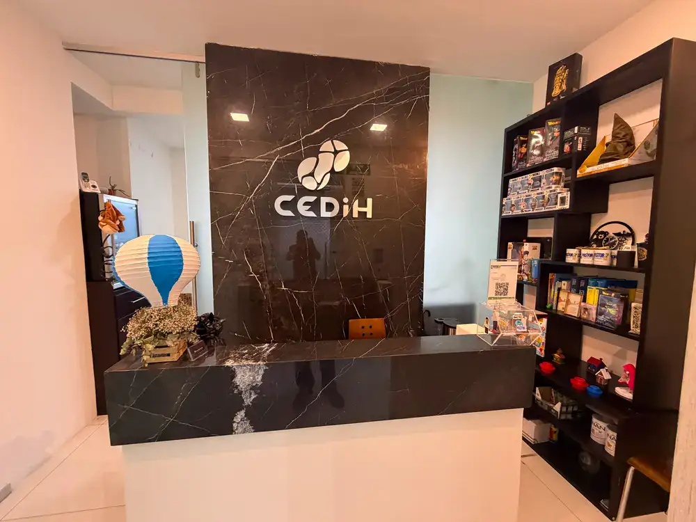 Recepción del consultorio pediátrico decorada con figuras de colección para niños