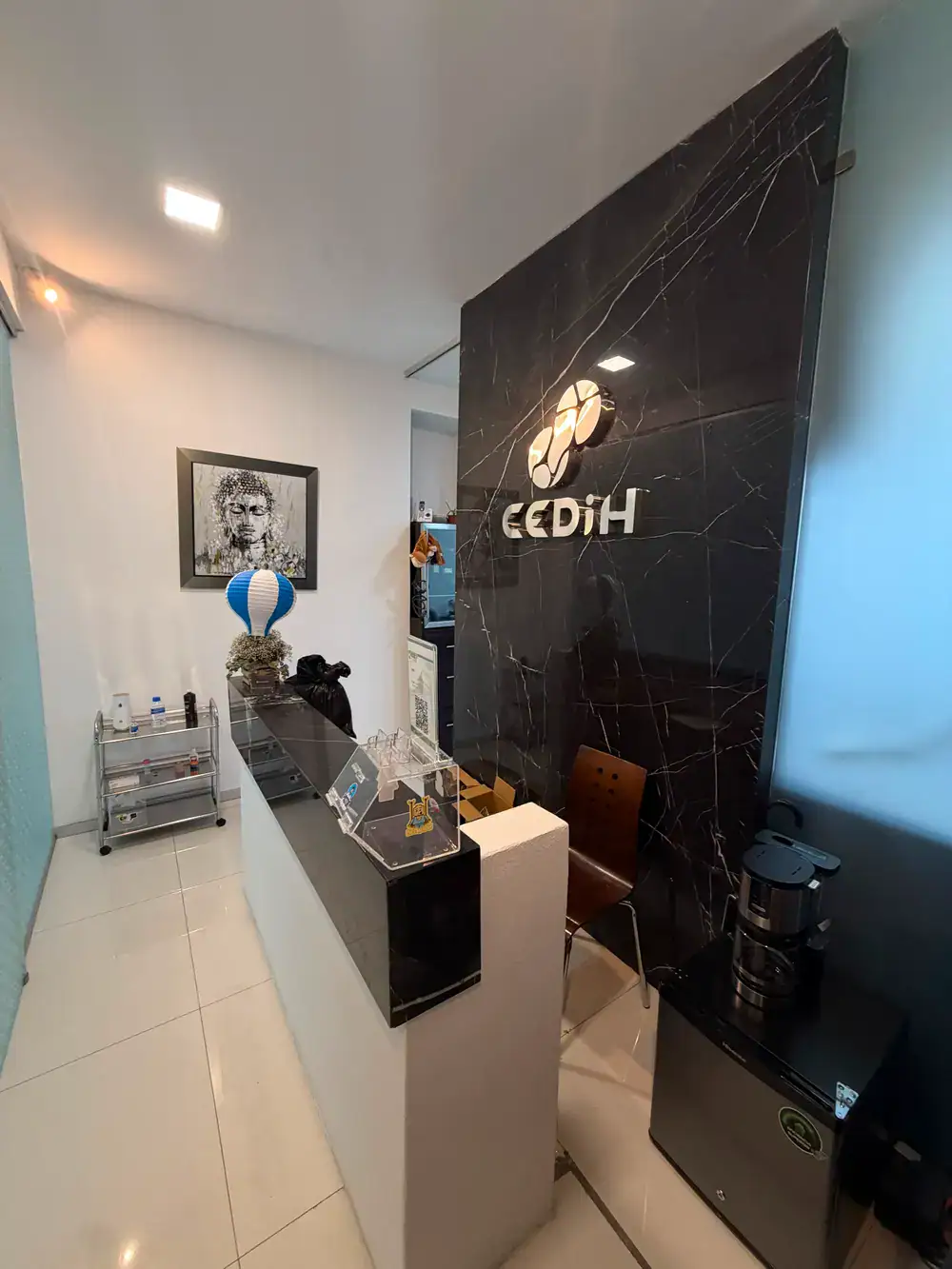 Sala de espera de la clínica CEDIH equipada para pacientes pediátricos