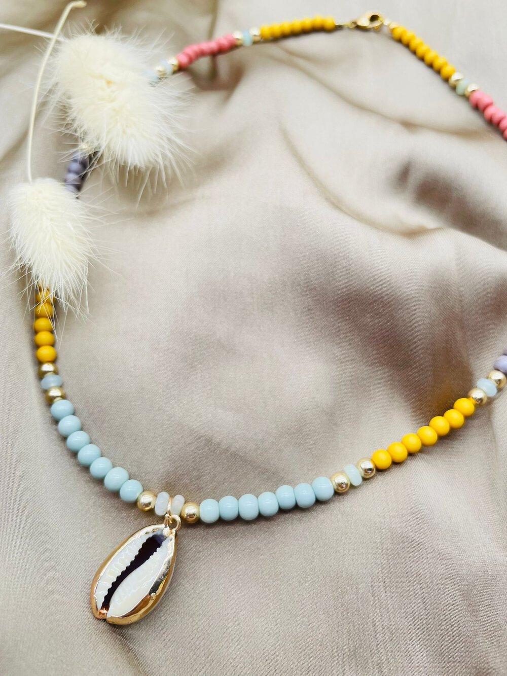 Boho Perlenkette Ibiza in Blau, Rosa und Terracotta mit goldenem Muschelanhänger – Detailansicht