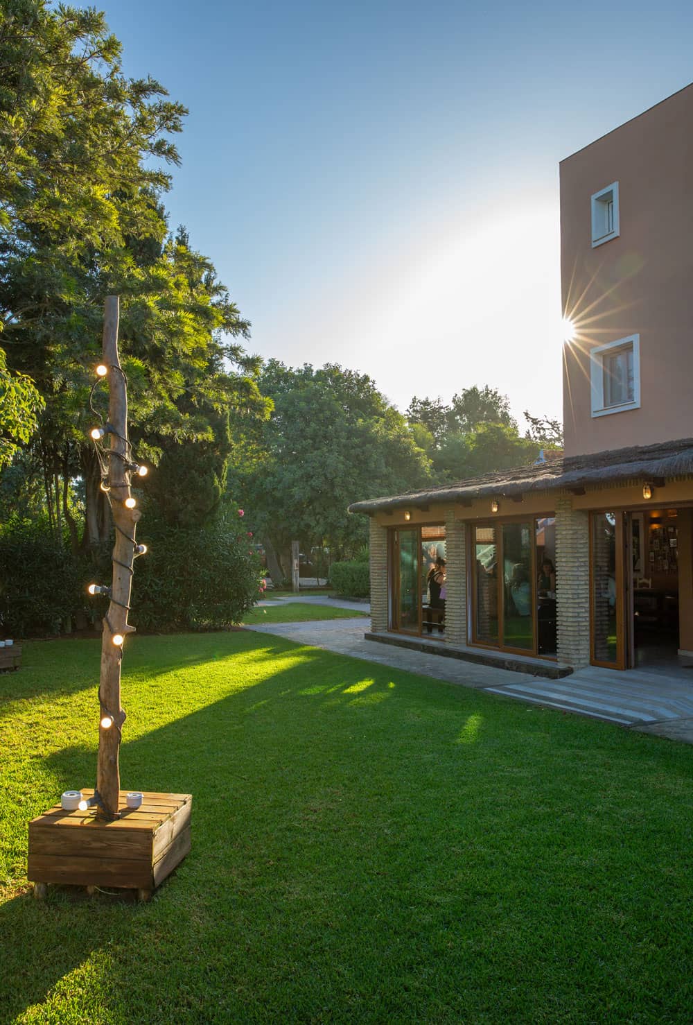 Jardín Nexo Surfhouse iluminado