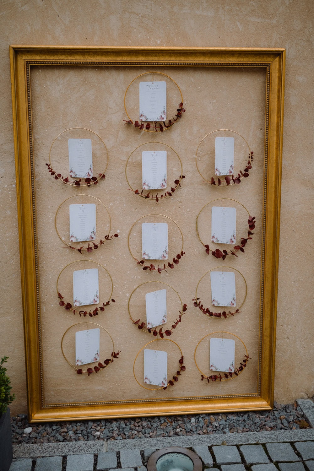 Liebevoll gestalteter Sitzplan in goldenem Bilderrahmen