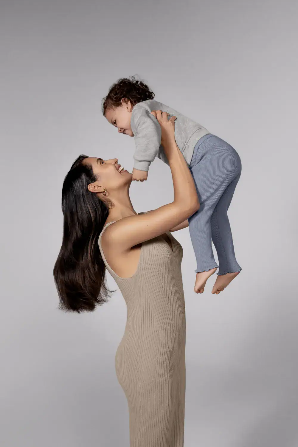 Madre jugando con su bebé en una imagen de Mia Femtech