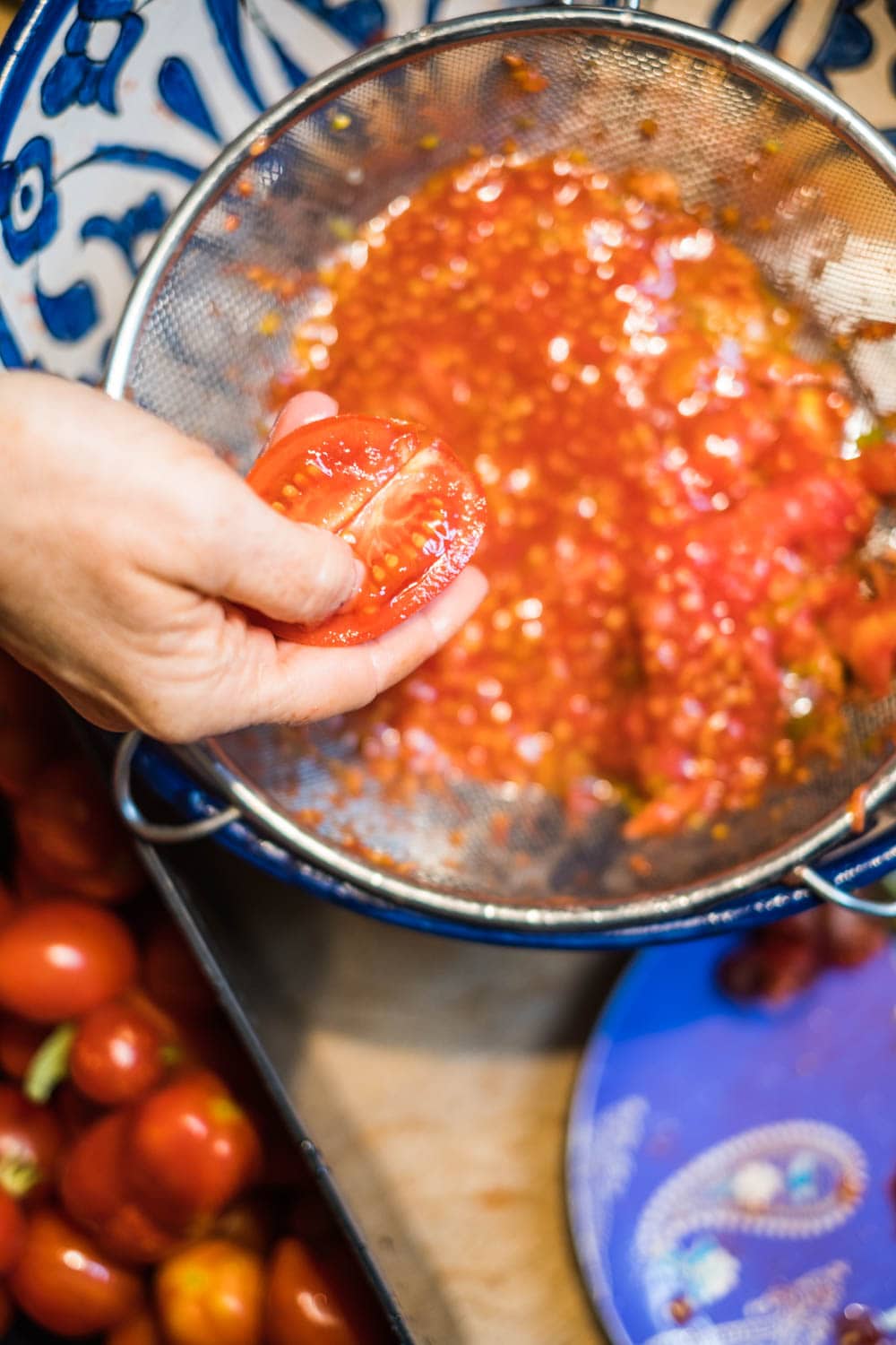 Kerne von Tomaten entfernen