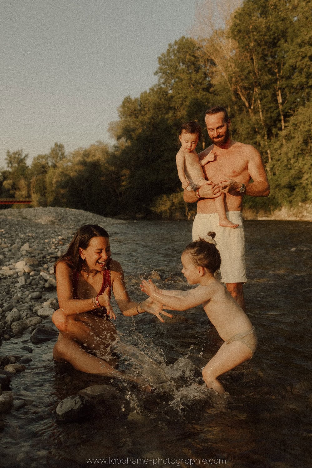 photos en famille a la riviere a annecy