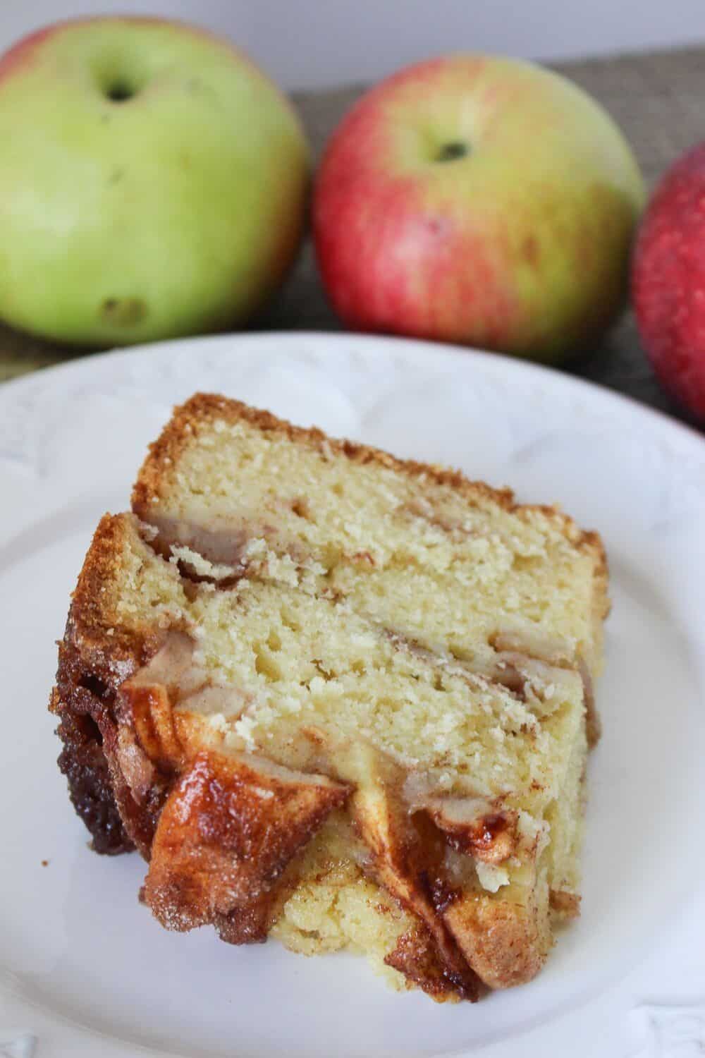 This Jewish Apple Cake recipe is moist and packed with sweet apples and cinnamon. It features a crunchy apple cinnamon topping Be sure to grab a slice before it's all gone. #jewishapplecake #applecake #applerecipe