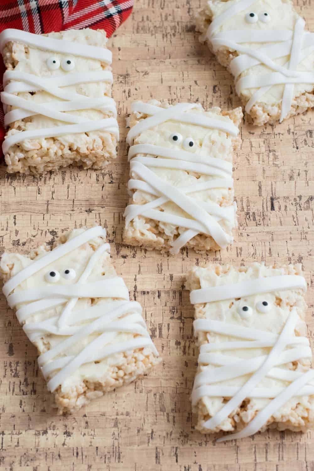 These Mummy Rice Krispies Treats are freakishly adorable. This spooky Halloween treat is perfect to make for the kids this Halloween. #halloweentreats #ricekrispiestreats #halloweensnack #mummytreat