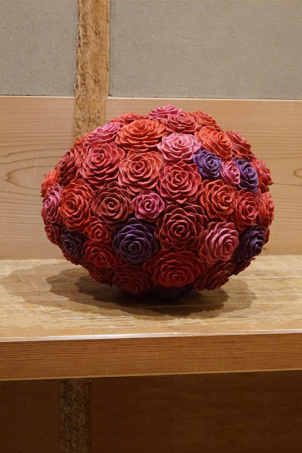 Kazumasa Mizokami Exhibition scene 9 The red egg-shaped surface is engraved with many large rose-like shapes, giving it a gorgeous impression.