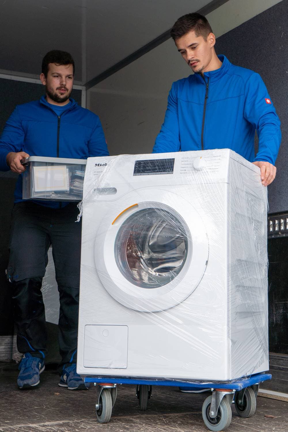 Möbelmonteur Team beim Privatumzug in Wien - sicherer Transport von Haushaltsgeräten und Möbeln.