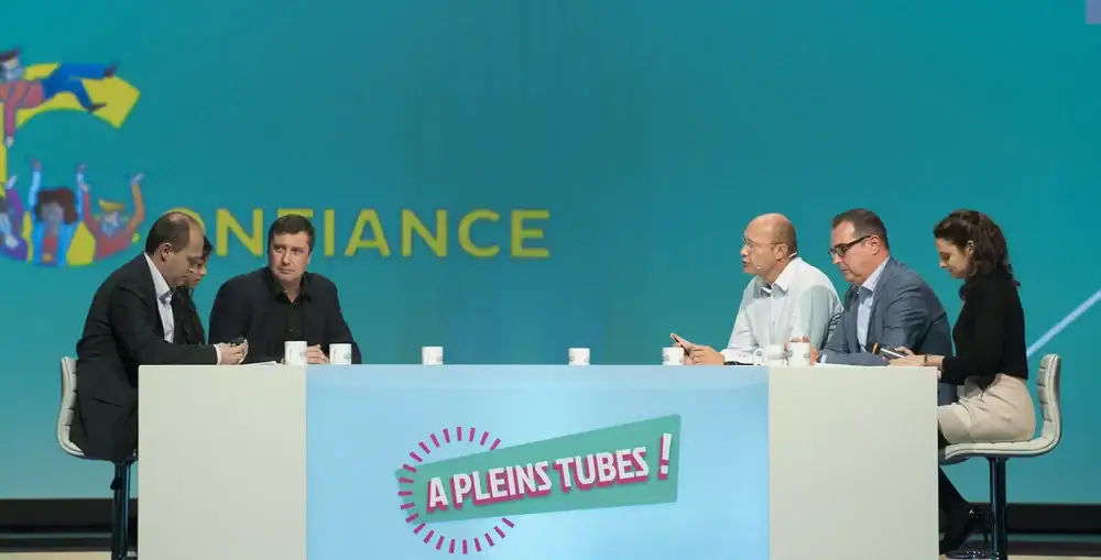 Yann Fernandez animant une table ronde corporate