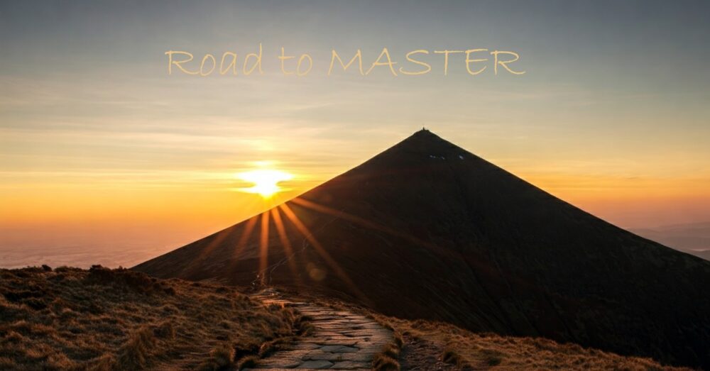 山と夕日が美しい達人への一本道