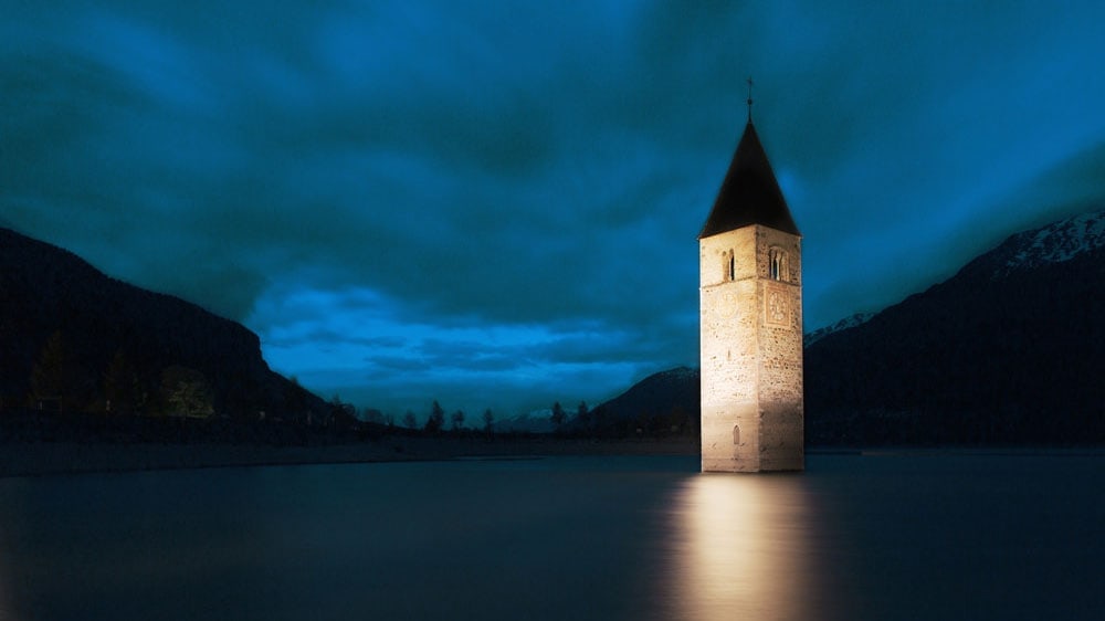 curon campanile illuminato di notte