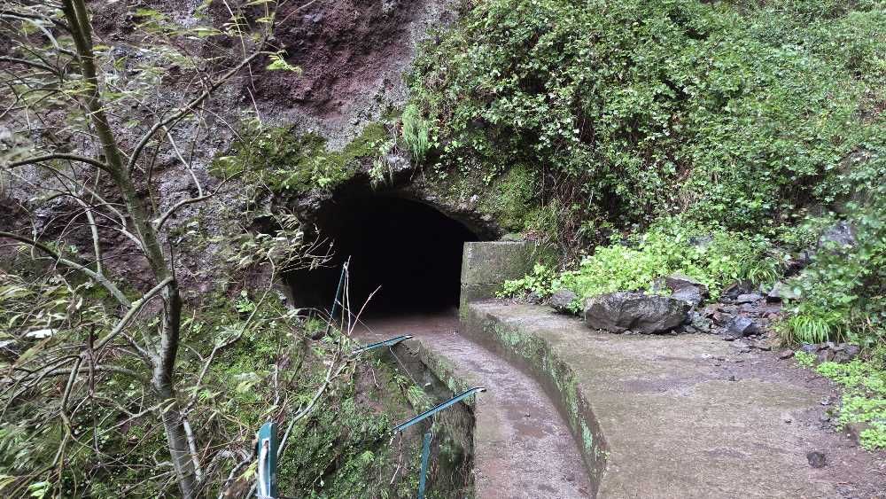 Tunnel auf der Levada Nova, Stirnlampe notwendig