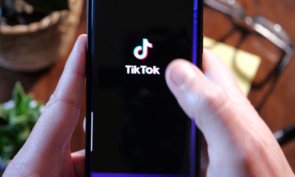 new york city circa 2021 finder scrolling tik tok video sharing social networking serv SBI 349948744