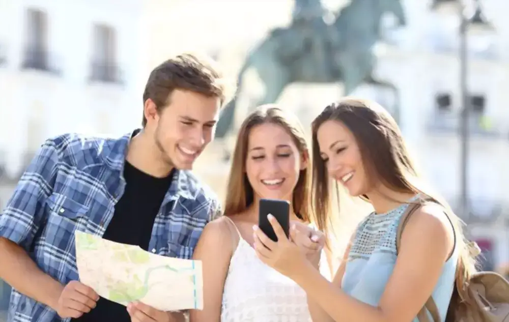 Jovenes descubriendo los tips de viaje y que hacer en puerto morelos