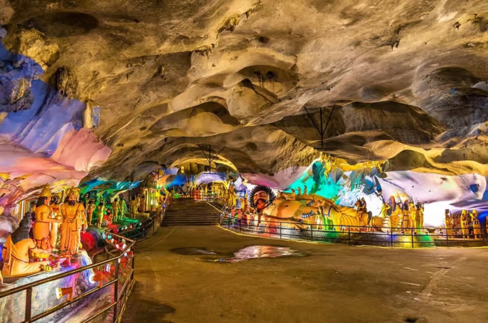 Batu Caves का रहस्य: 382 सीढ़ियां चढ़कर पहुंचते हैं इस अनोखे मंदिर तक
