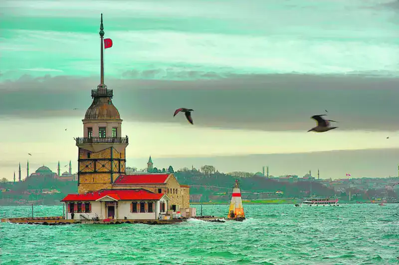 Uncover the Magic of Istanbul – Maiden’s Tower at Sunset in Turkey