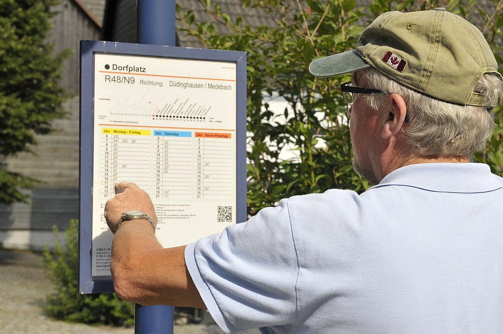 Analoge Fahrplaninformationen direkt an der Haltestelle (Foto: via Regionalverkehr Ruhr-Lippe GmbH)