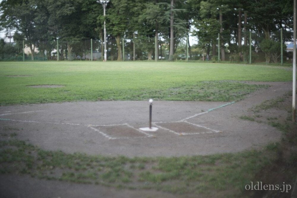 konica hexanon ar 57mm f1.2 revew 作例 野球 グラウンド 誰もいない野球場 ノック エモい写真画像 レトロ おすすめオールドレンズ 滲み