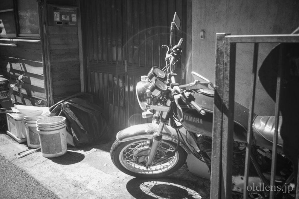 Leica(Leitz) Summaron 35mm F3.5 Lマウント 描写の特徴とレビュー作例 昭和のレトロなオートバイ 白黒 エモい写真画像 ブログ