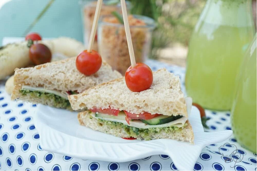 Picknick - eine sommerliche Landpartie 4 pesto-sandwiches